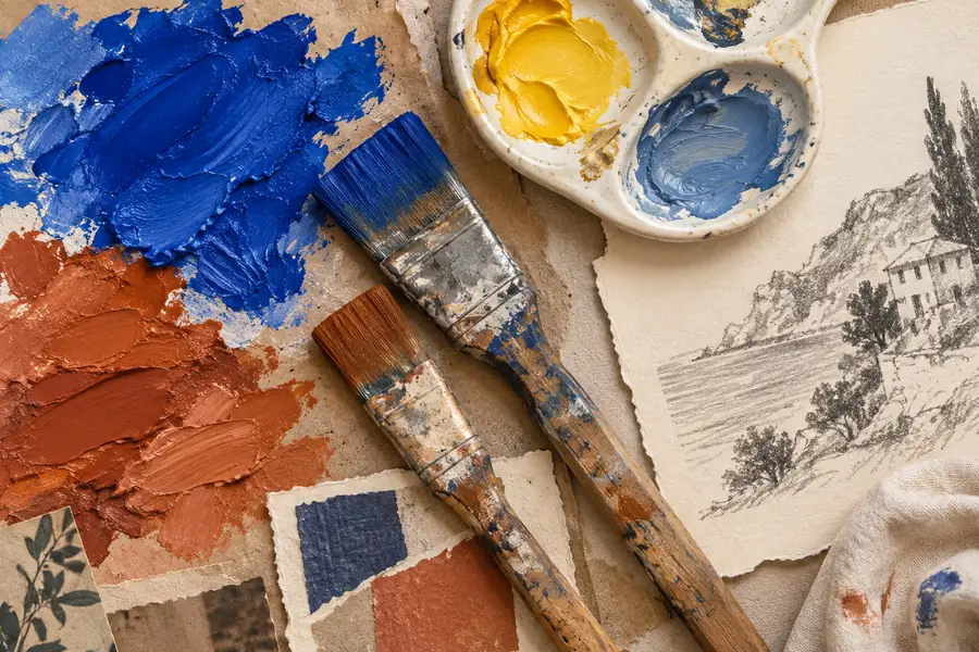 Ilustración de pinceles, una paleta y pintura acrílica azul y terracota